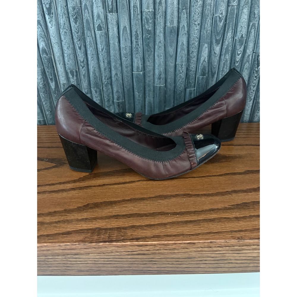Chanel Burgundy Leather Black Patent Cap Toe CC Logo Block Heel Pumps Size 38 - Picture 2 of 6